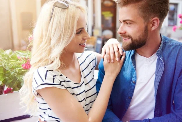 Un couple en discussion intime
