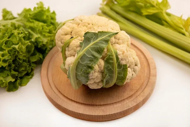 Chou vert frais appliqué sur une zone douloureuse musculaire