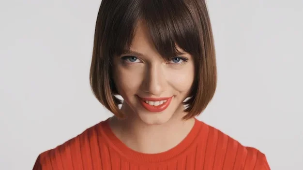 Cheveux courts effilochés avec frisotexture légèrement soulignée