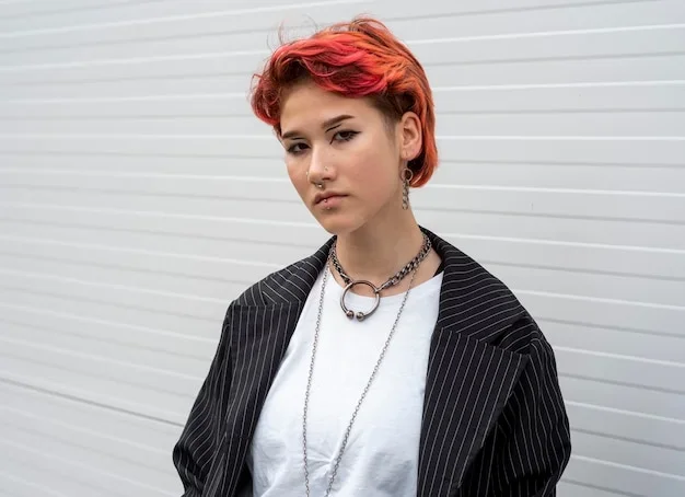 Coiffure pixie avec longue mèche sur les côtés