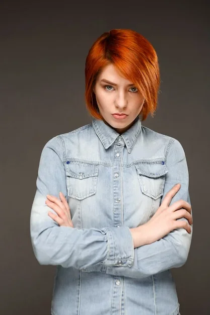 Cheveux bob carènes avec une mèche rebelle et pointes coiffées vers l'extérieur