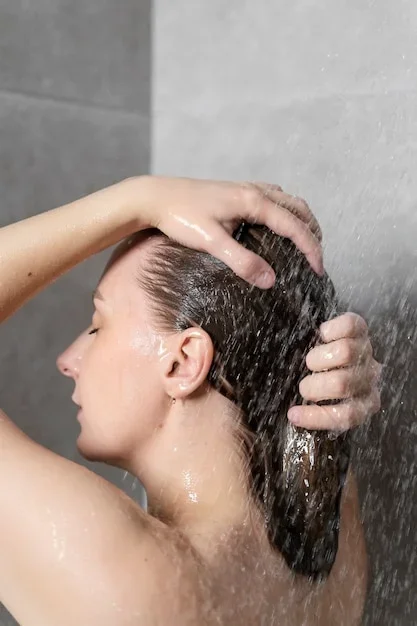 cheveux-poisseux-derriere-la-tete