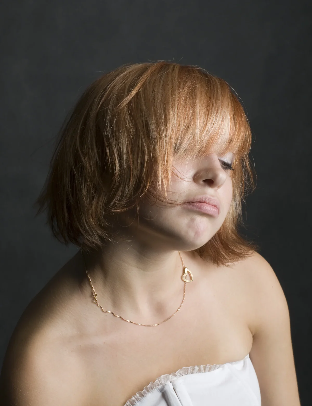 coupe courte cheveux épais et visage rond