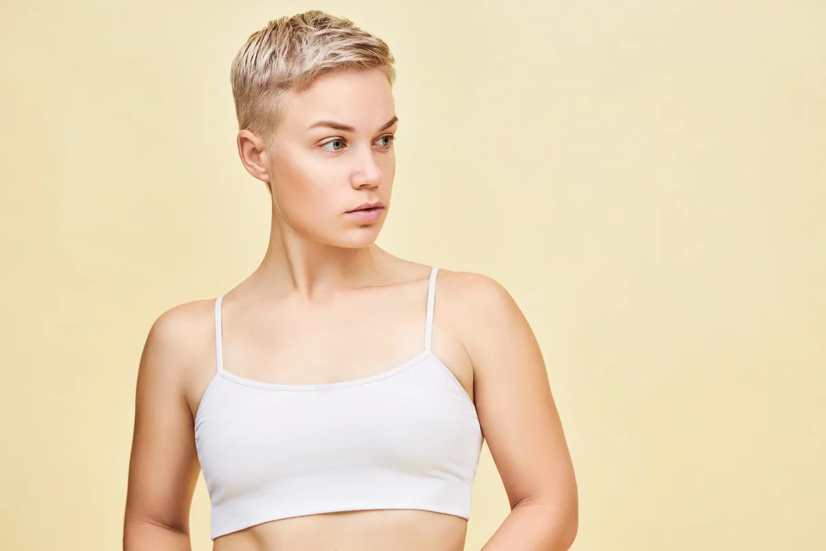 coupe courte cheveux épais et visage rond