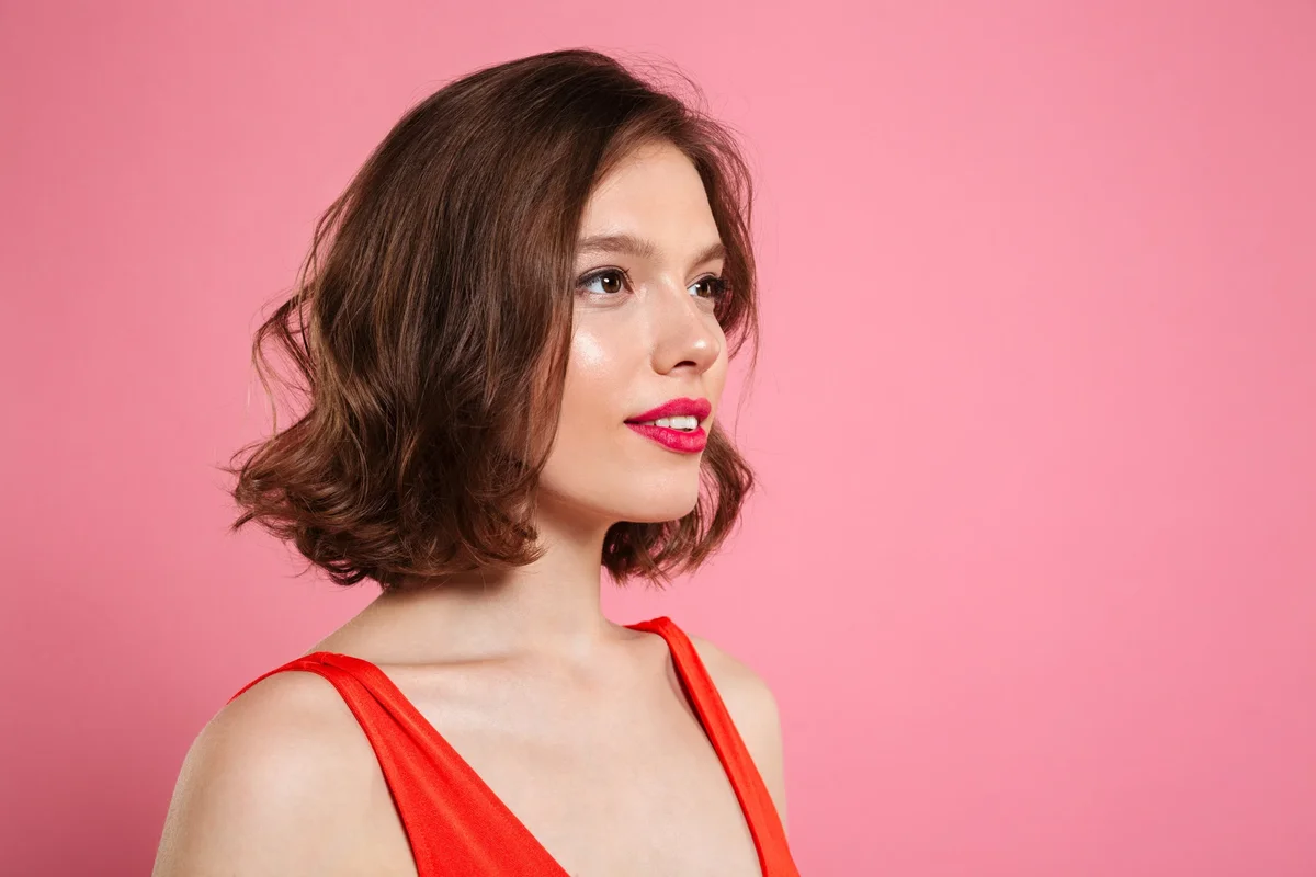 coupe courte cheveux épais et visage rond