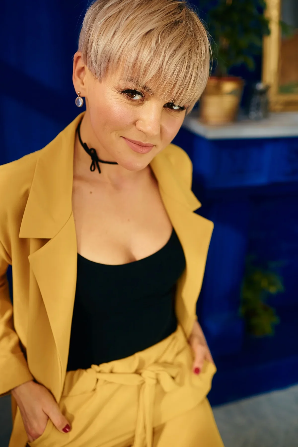 coupe courte cheveux épais et visage rond