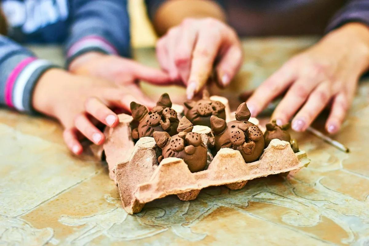 Découvrez 5 idées de bricolage avec des marrons d'Inde qui durent dans le temps. Transformez ces fruits en décorations originales et résistantes !