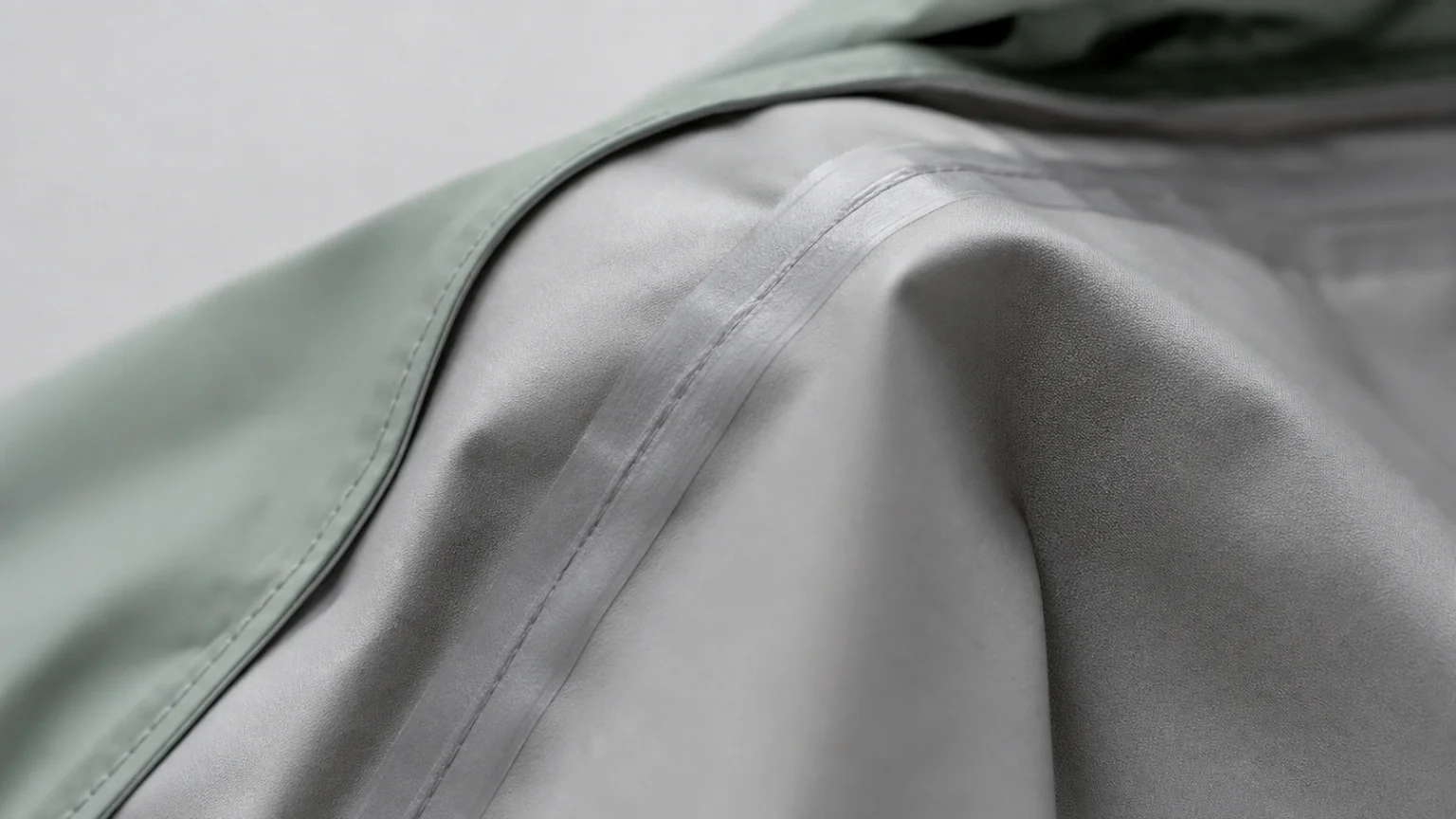 Coutures thermosoudées à l'intérieur d'une veste de pluie pour enfant