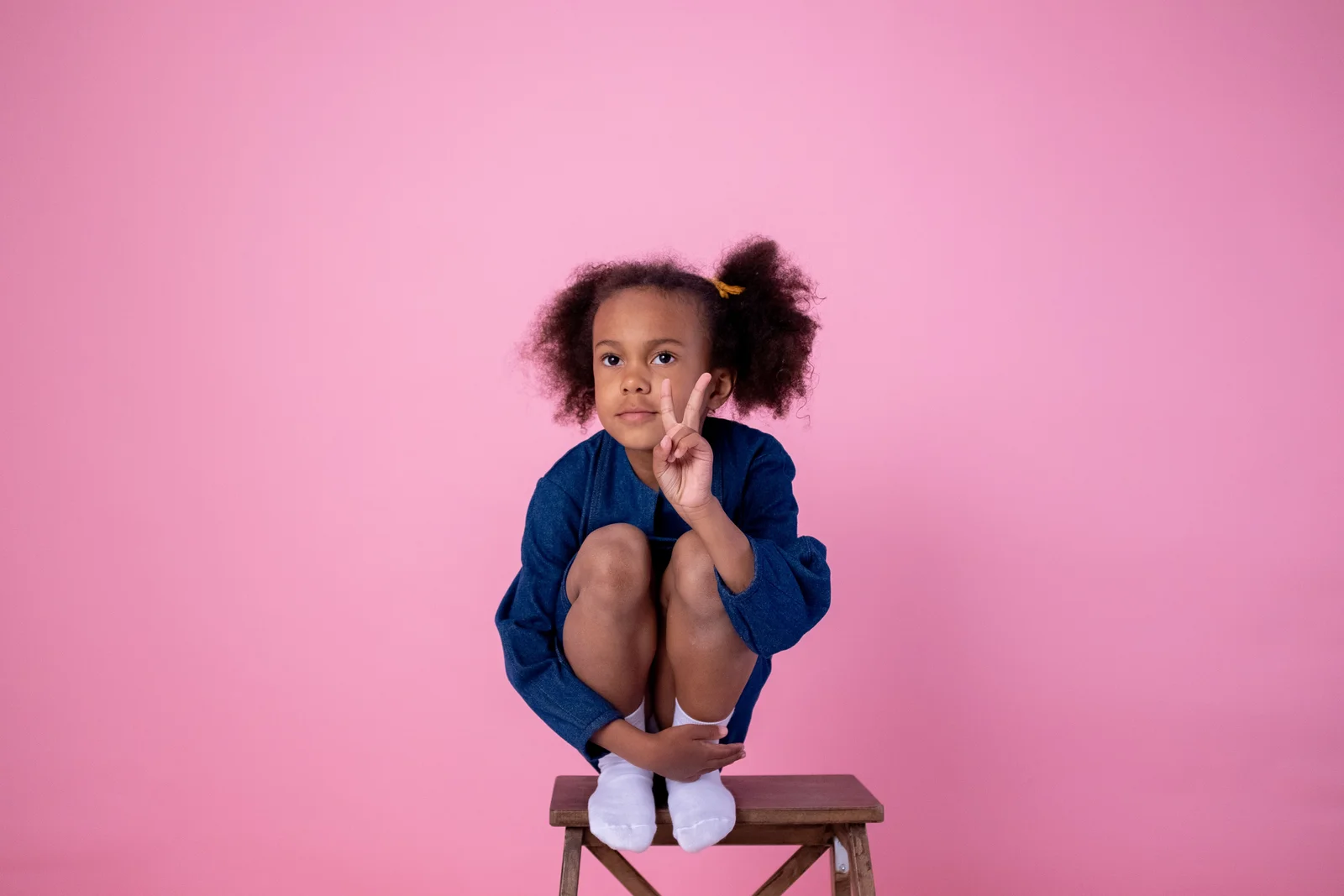 Deux petits macarons sur une petite fille