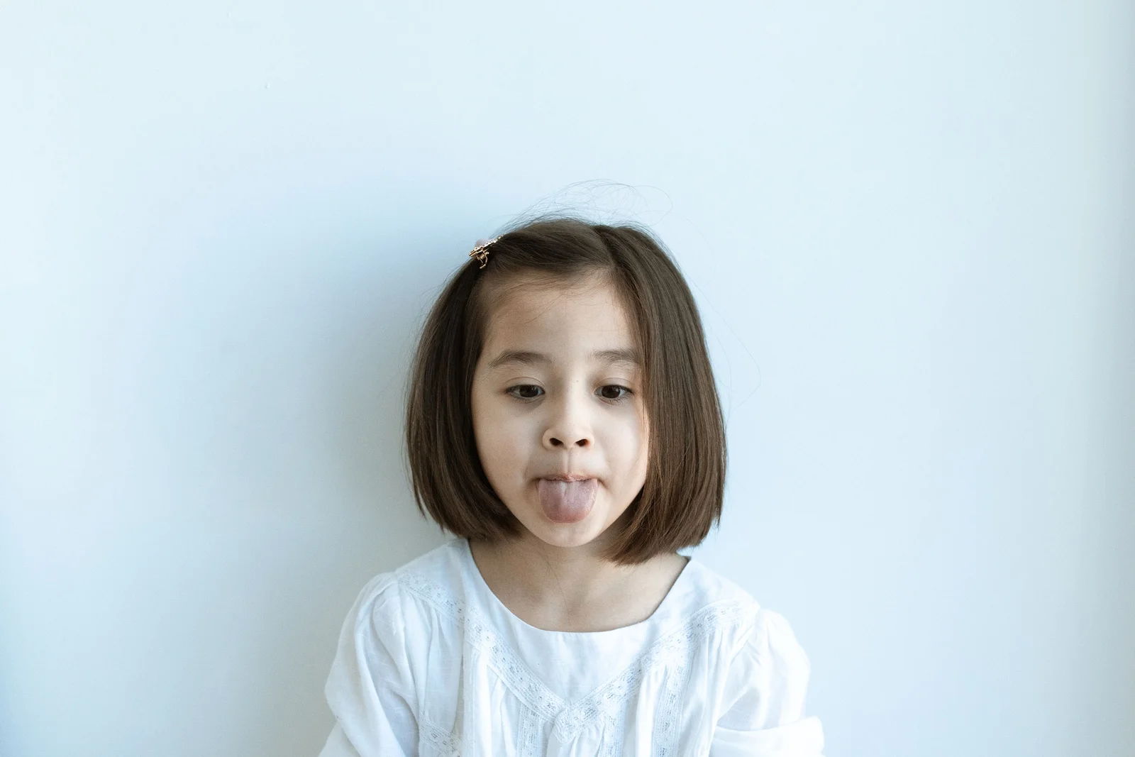 Fillette de 2-3 ans aux cheveux fins coiffée d'un carré court
