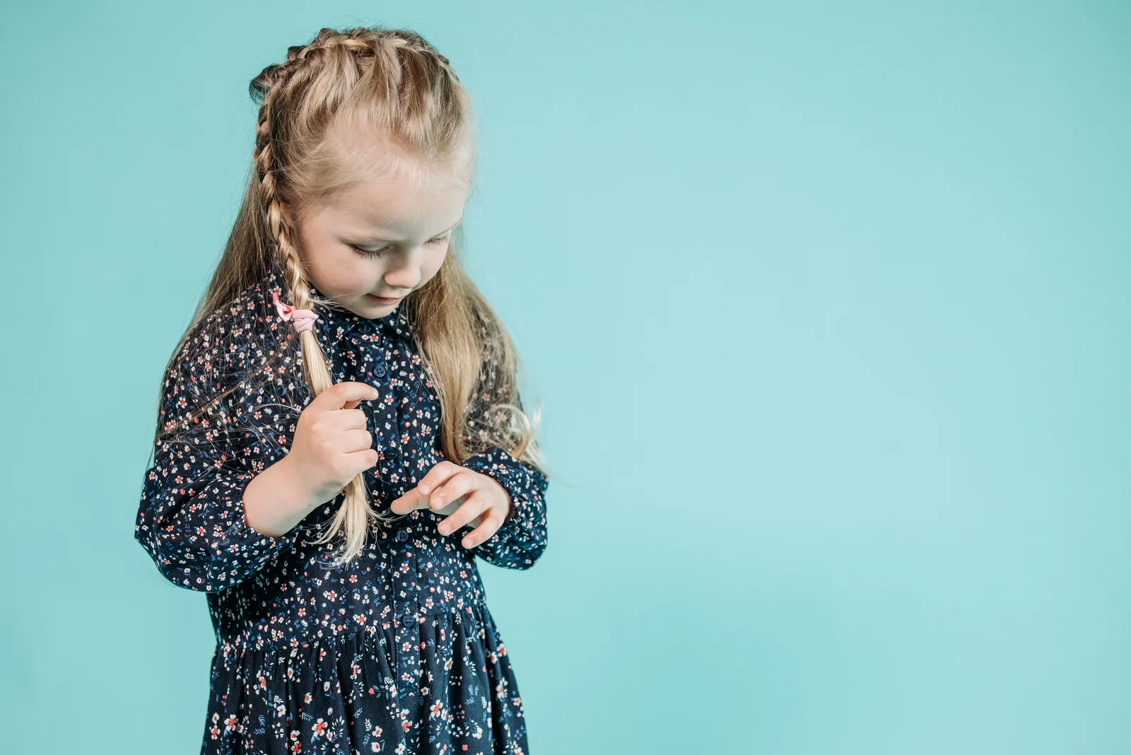 Tresse latérale sur une petite fille