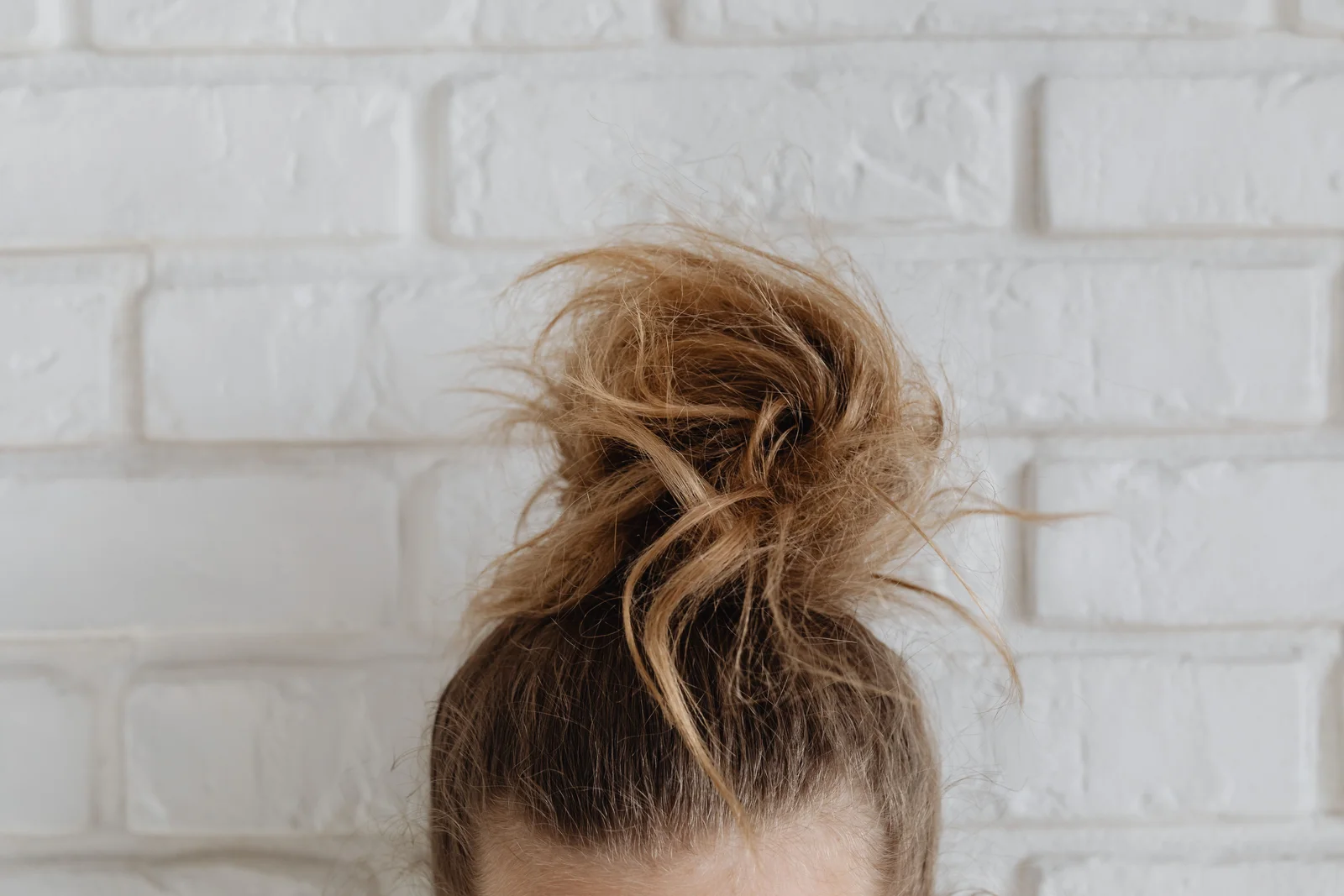Chignon flou décontracté vu de dos sur une adolescente