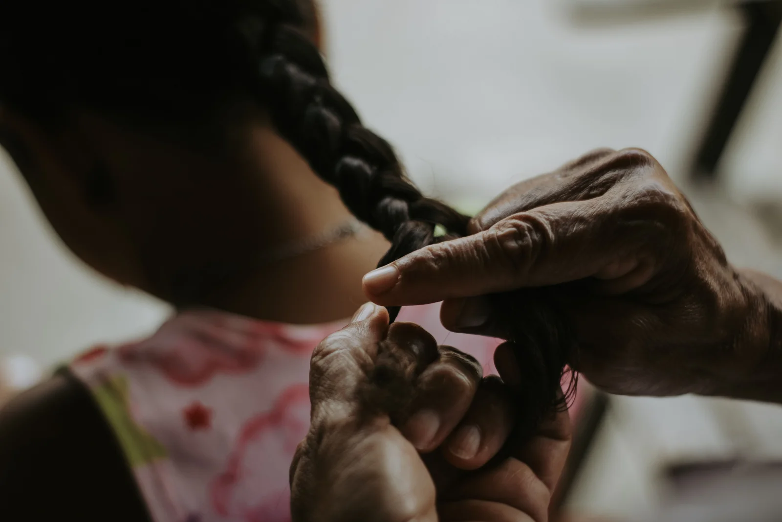 Tresse épi en arête de poisson sur cheveux longs d'enfant