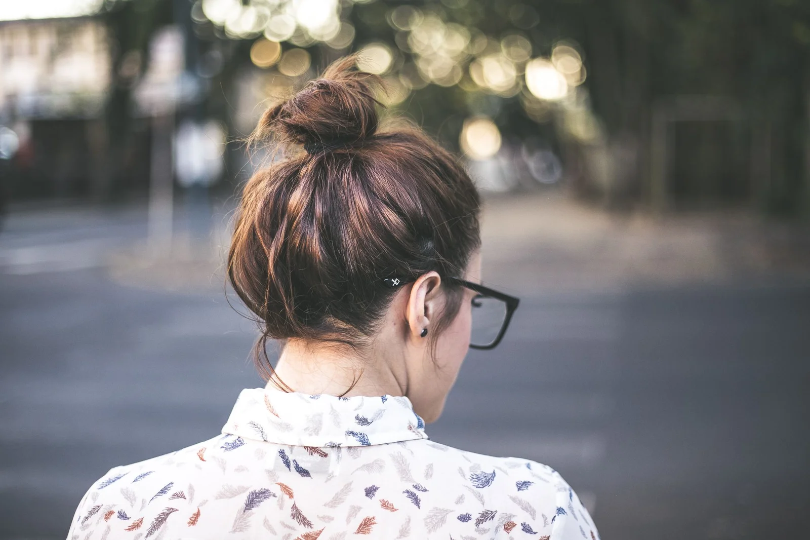 Demi-bun attaché en haut, reste des cheveux détachés