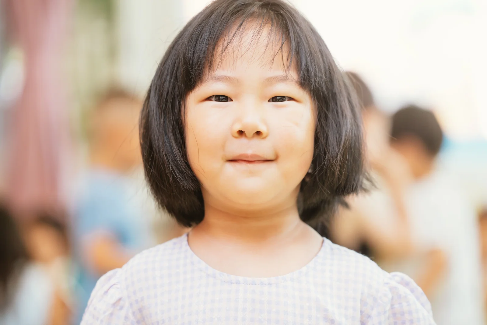 Petite fille de 4-5 ans avec un carré au menton sur cheveux fins