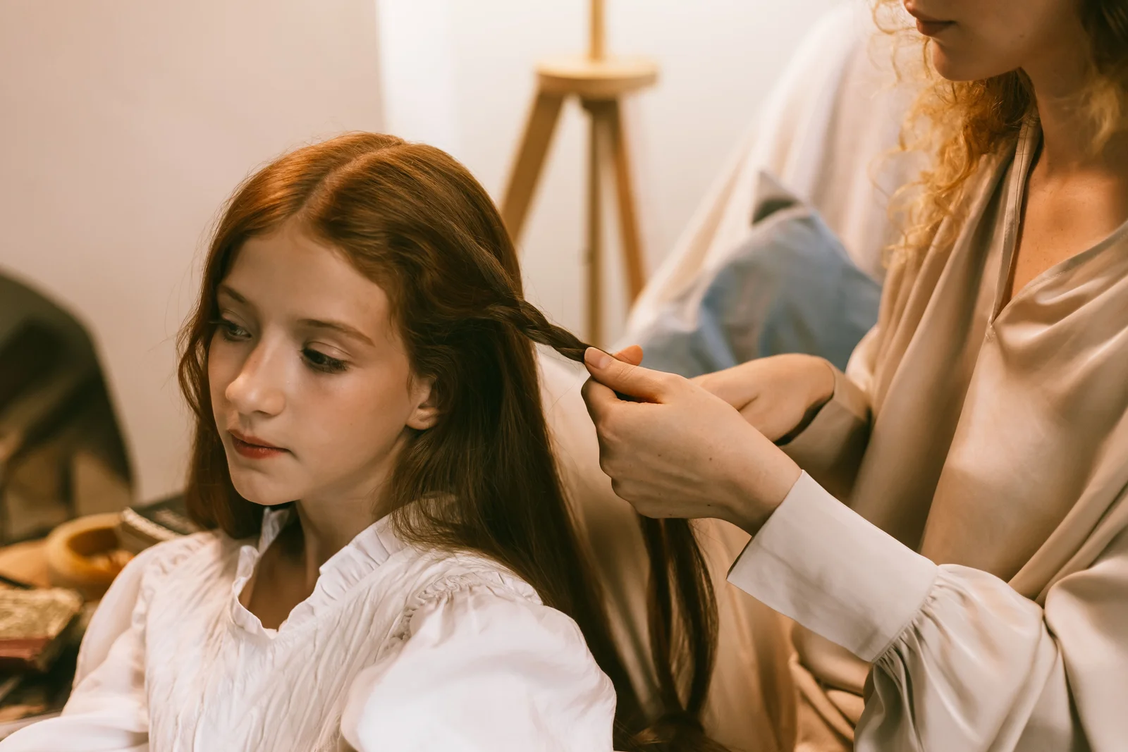 Tresse réalisée sur les cheveux d'une petite fille, façon bandeau