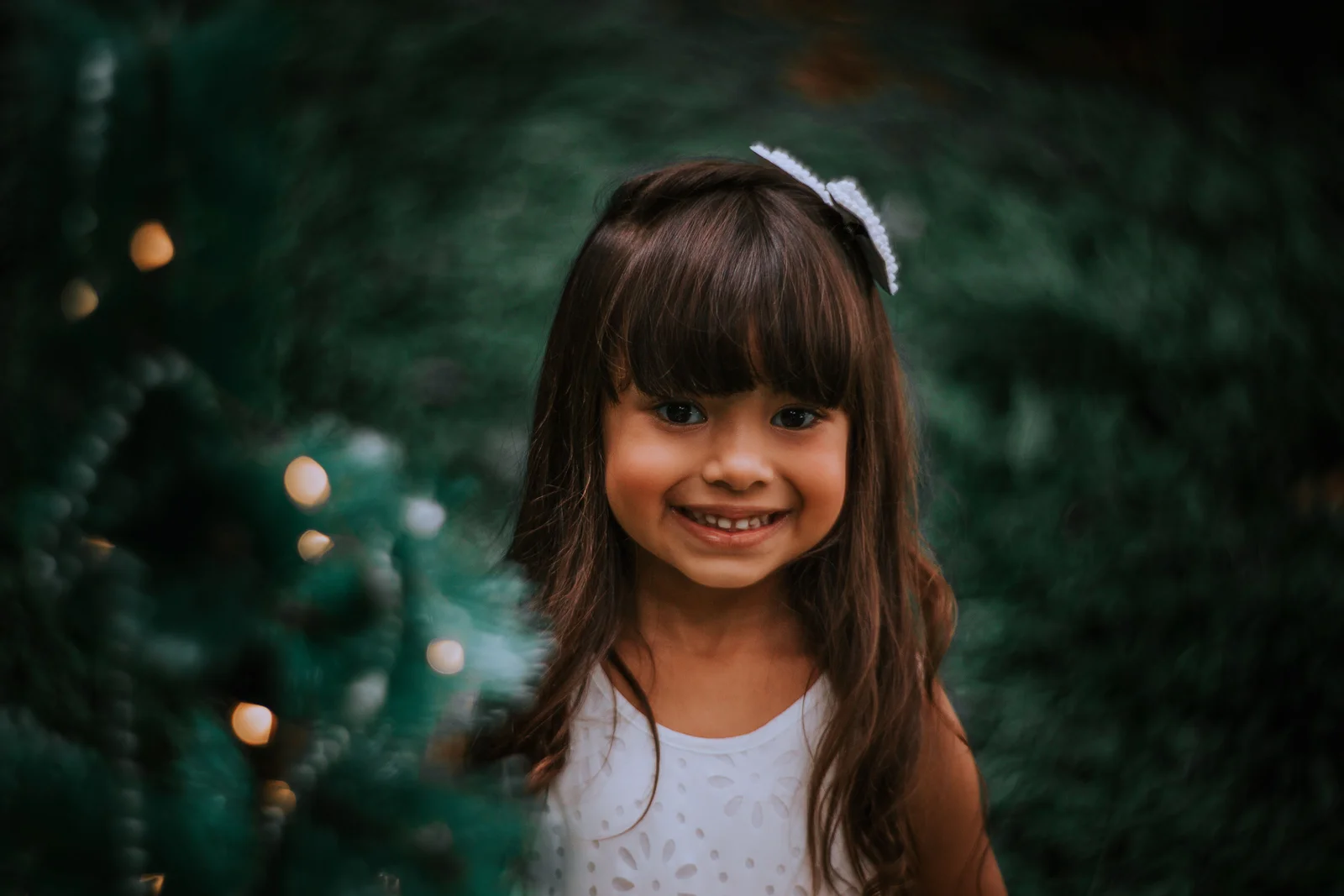Fille de 6-7 ans aux cheveux fins coiffée d'un mi-long dégradé