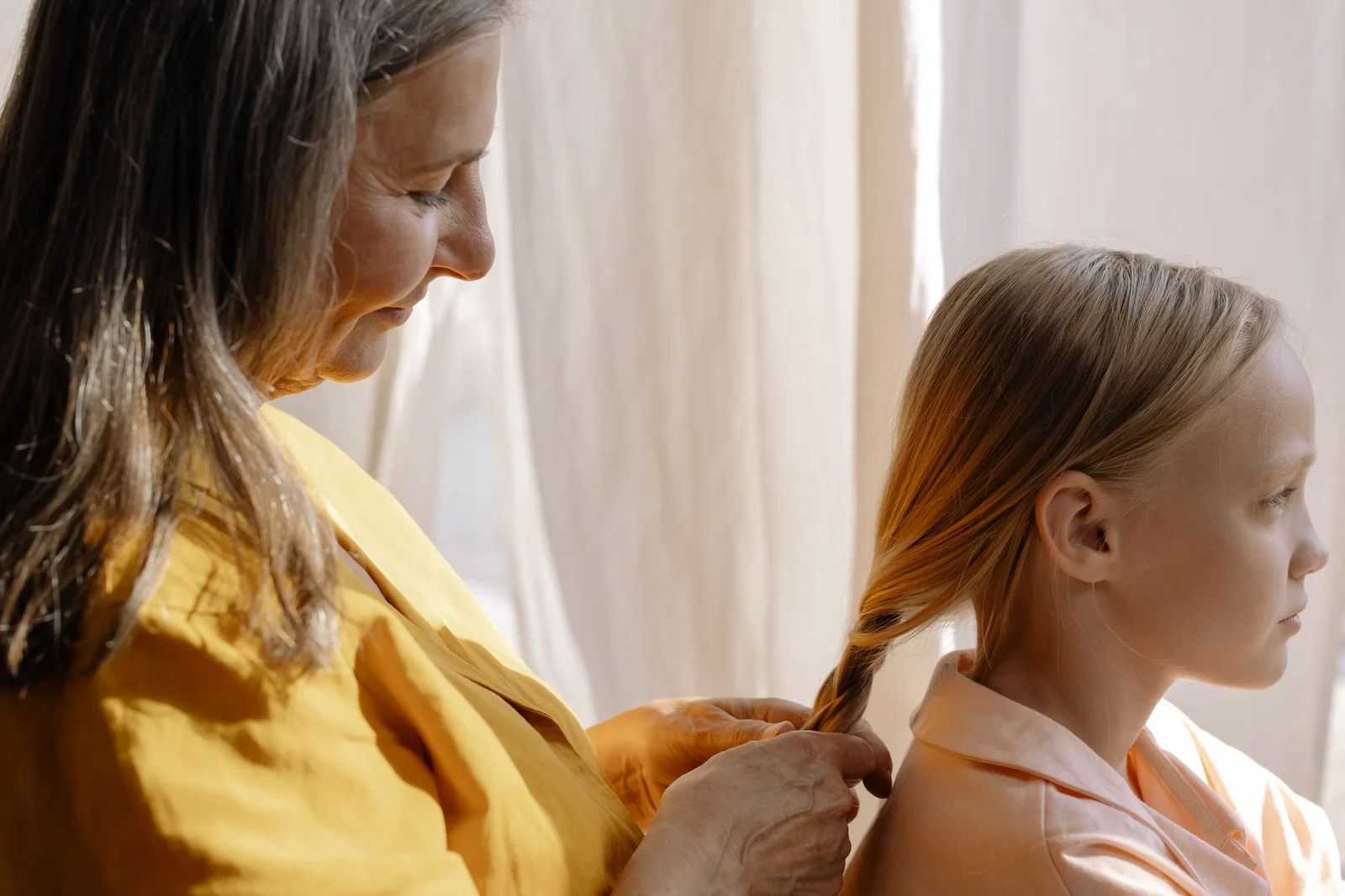 Tresse bohème sur le côté sur des cheveux ondulés d'enfant