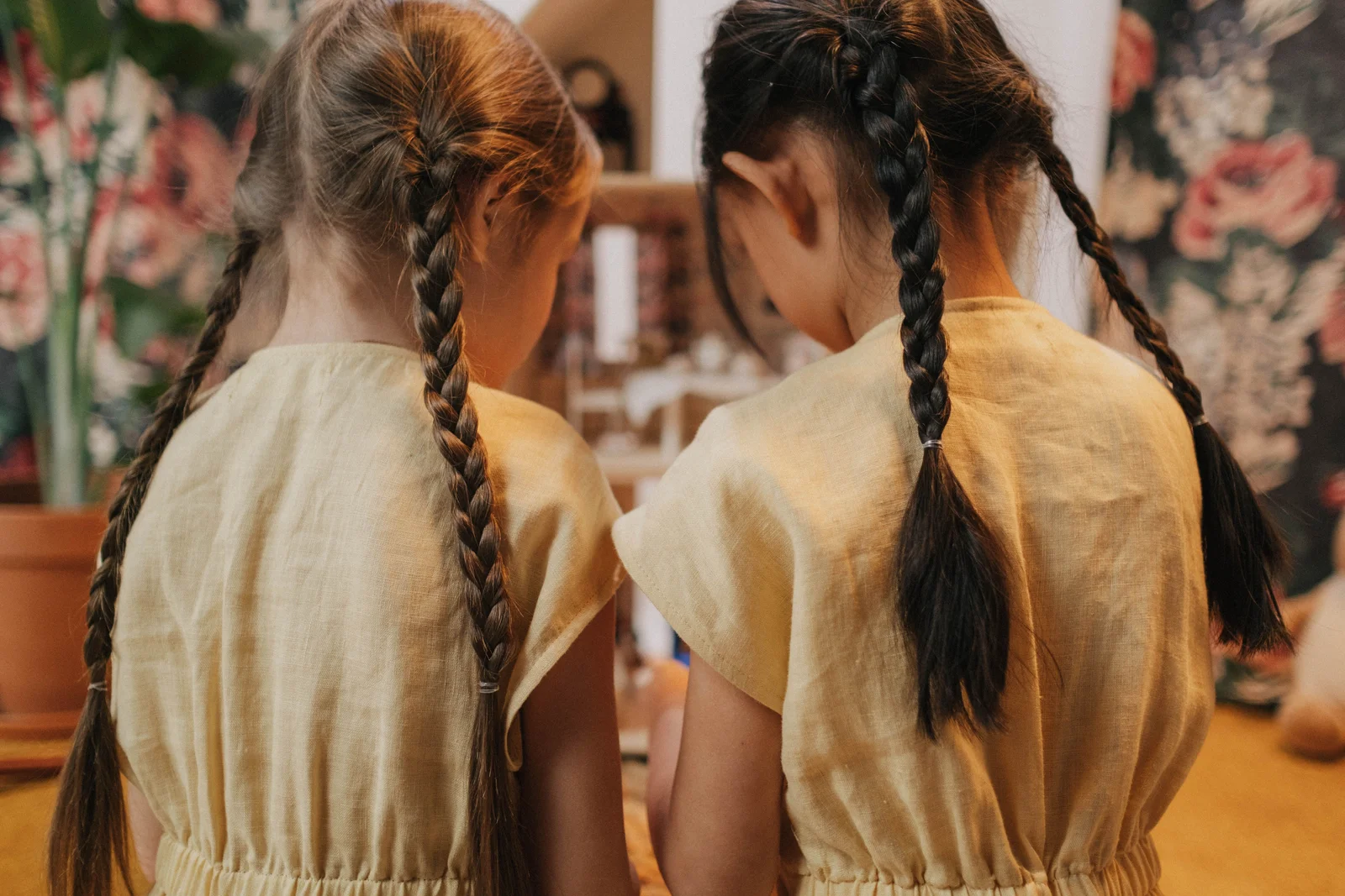Double tresse hollandaise en relief sur cheveux longs de fillette