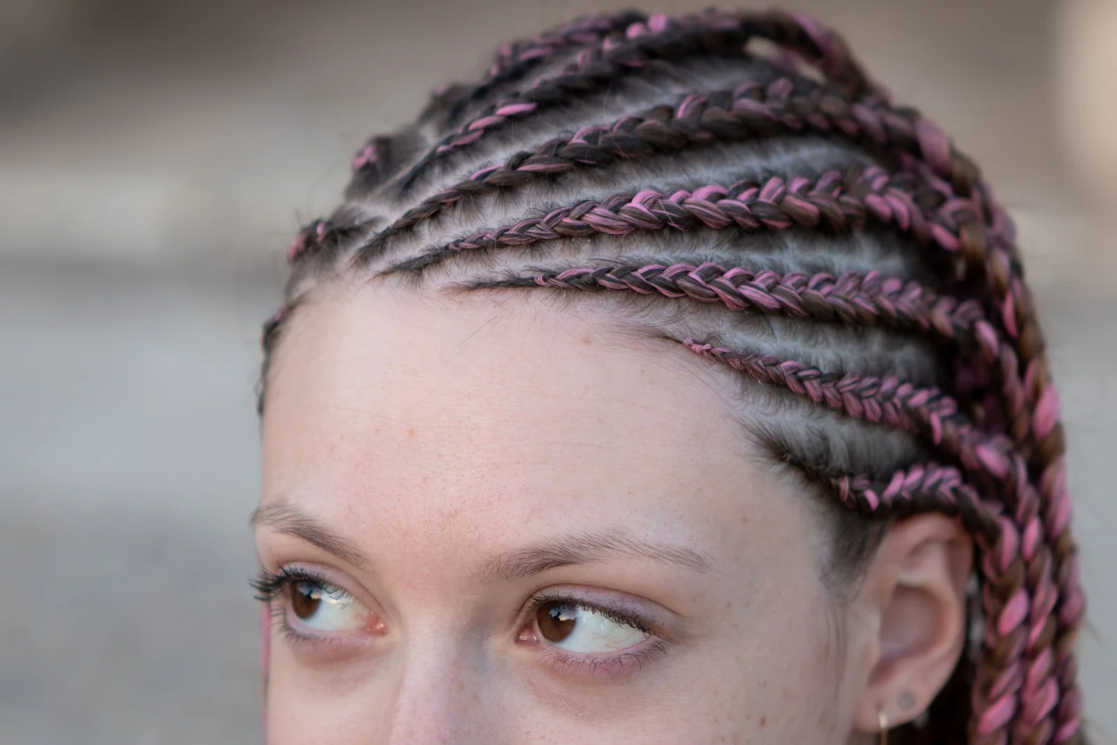 Tresse africaine collée plaquée au crâne d'une petite fille