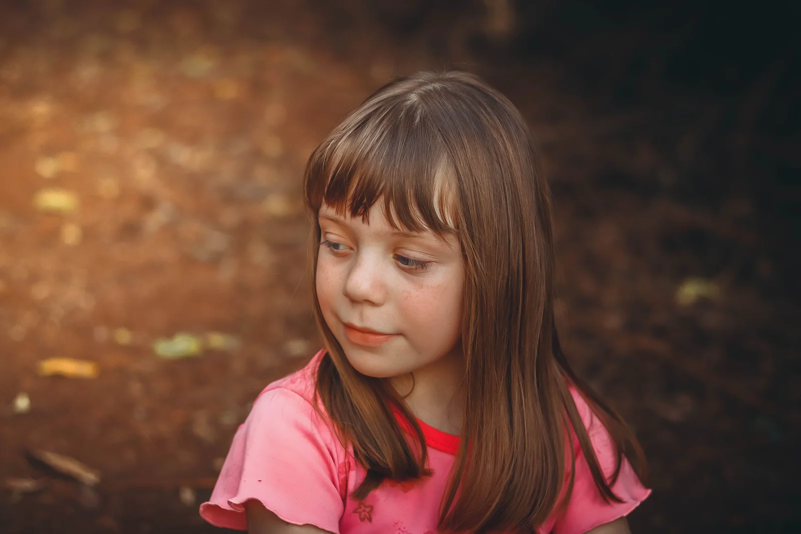 Fille de 8-9 ans aux cheveux longs et fins avec une frange rideau